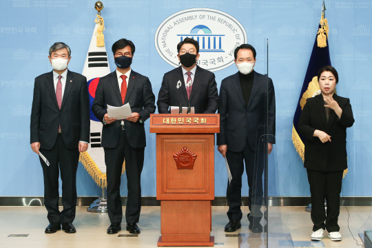 국민의힘 탈원전ㆍ북원전 진상조사특별위원회 권성동 위원장(가운데)과 의원들이 23일 국회 소통관에서 신한울 3, 4호기의 공사재개를 촉구하고 있다.연합뉴스